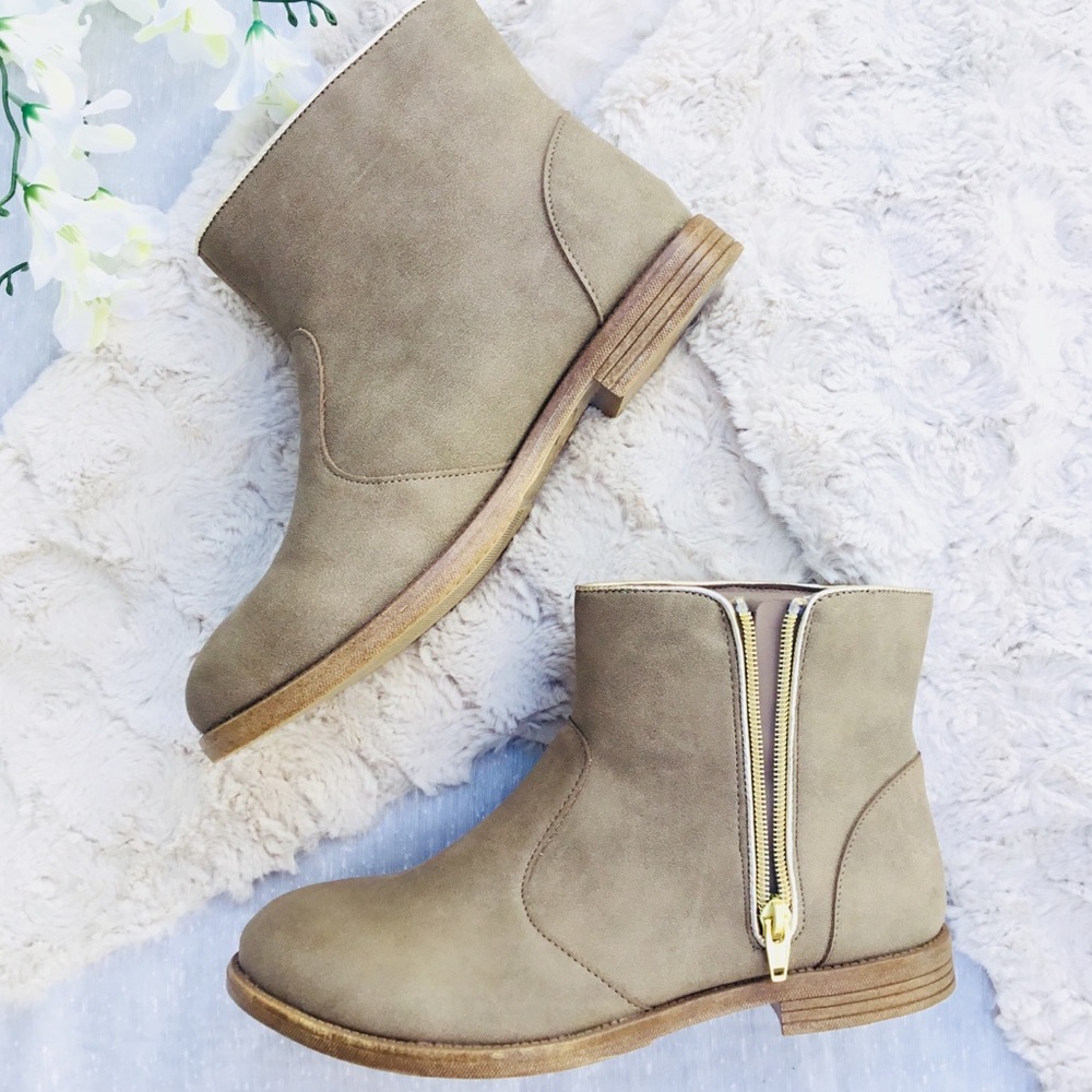 Tan ankle zipper boots - Picture 1 of 8